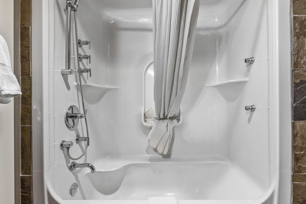 Sophisticated Mtn 2 Bedroom Pool Hot Tub Managed By Little Sister Getaways Canmore Exterior photo