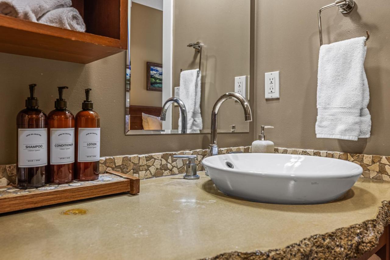 Sophisticated Mtn 2 Bedroom Pool Hot Tub Managed By Little Sister Getaways Canmore Exterior photo